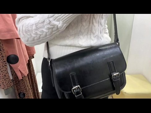❤️ Offentlig onani av ungtispe FeralBerry med en dildo i prøverommet ❌ Porno vk hos oss ❌️❤